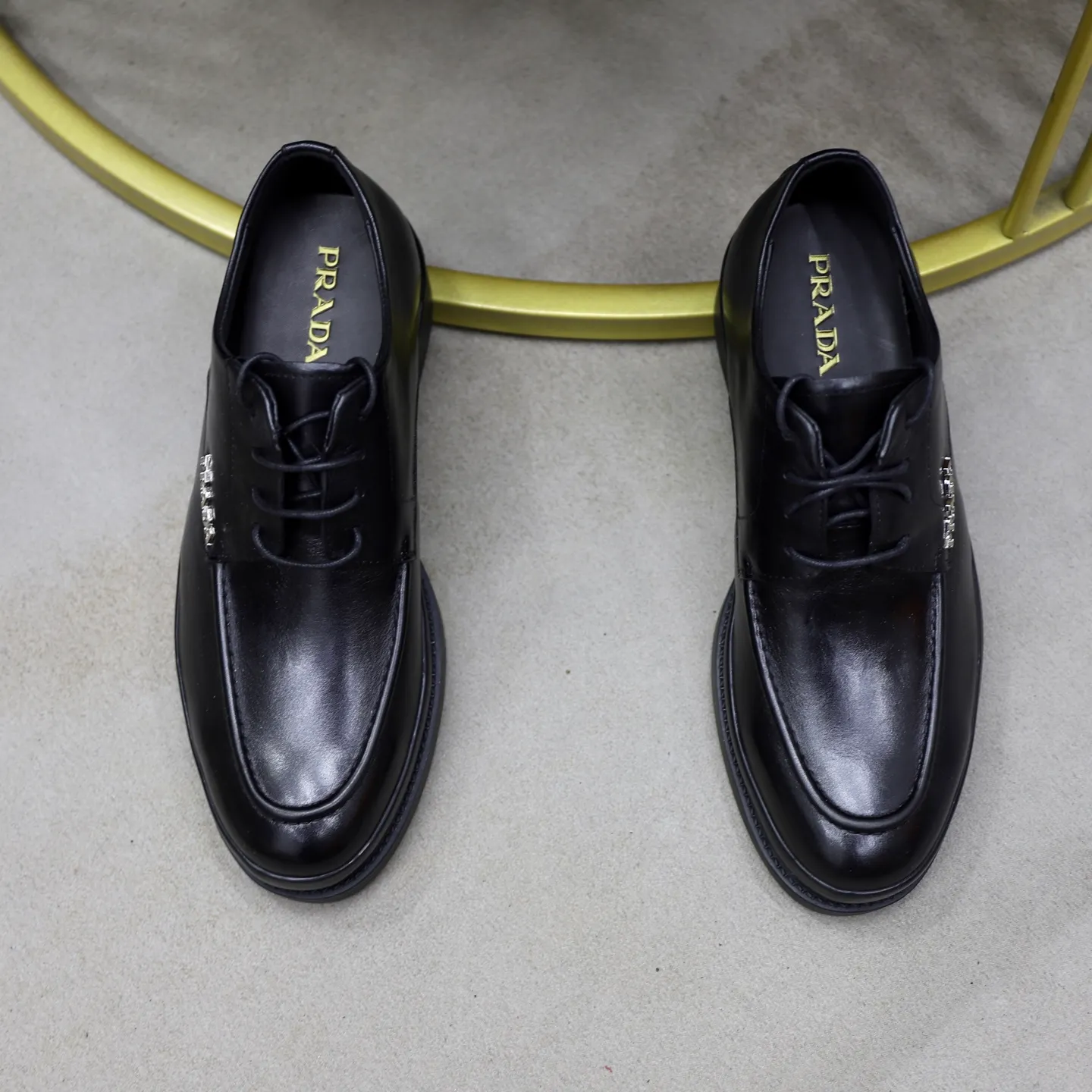 Ex-factory price: 500💰🙅‍♂️🙅‍♂️🙅‍♂️ Brand: PRADA Standard code: Men's code 38-44 (45 can be customized) Grade: Same style as the official website Original order quality Material: Original cowhide surface Comfortable lining Original outsole Style category: Men's fashionable casual leather shoes Distinguished big-name luxury elements Top luxury Color: Color of the actual picture